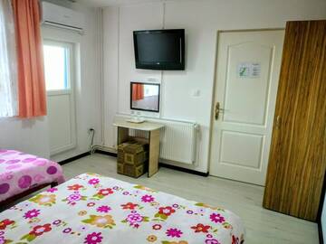 Фото номера Трехместный номер с собственной ванной комнатой Гостевой дом Teo Guest Rooms г. Бэйле-Феликс 8