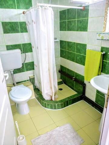 Фото номера Трехместный номер с собственной ванной комнатой Гостевой дом Teo Guest Rooms г. Бэйле-Феликс 13