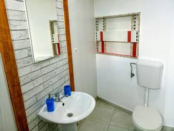 Фото номера Трехместный номер с собственной ванной комнатой Гостевой дом Teo Guest Rooms г. Бэйле-Феликс 3