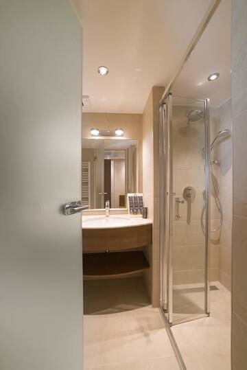 Фото номера Одноместный номер с бесплатным доступом в аквапарк Отель Lotus Therm Spa&amp;Luxury Resort г. Бэйле-Феликс 4
