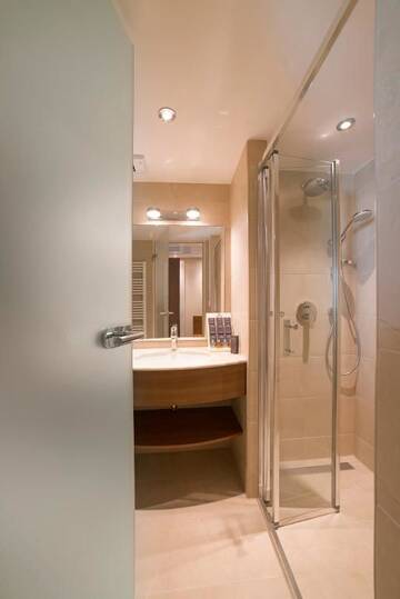 Фото номера Одноместный номер с бесплатным доступом в аквапарк Отель Lotus Therm Spa&amp;Luxury Resort г. Бэйле-Феликс 9